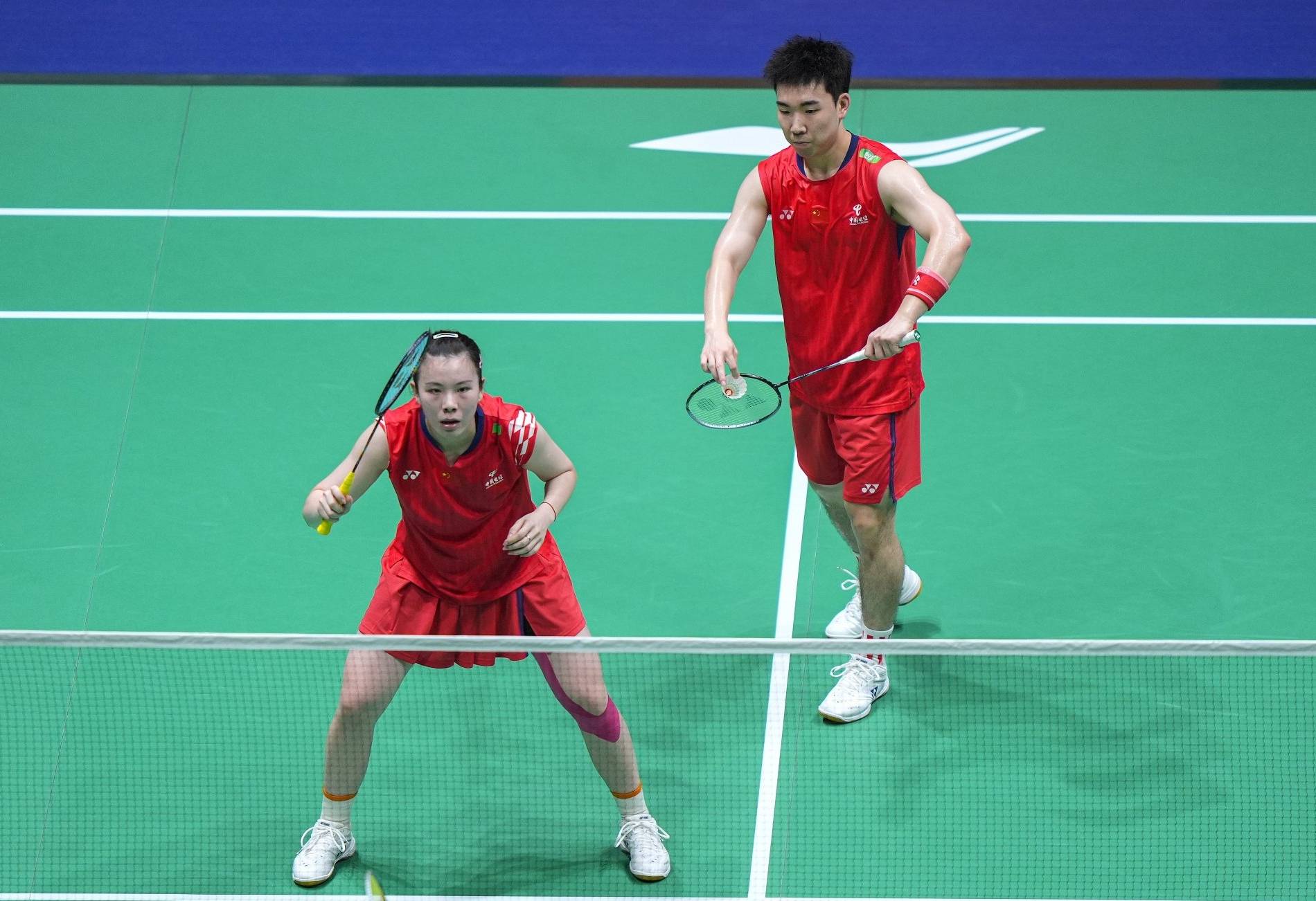 中国羽毛球队轻取印尼羽毛球队,陶菲克三分雨点燃全场 中国羽毛球队轻取印尼羽毛球队,陶菲克三分雨点燃全场