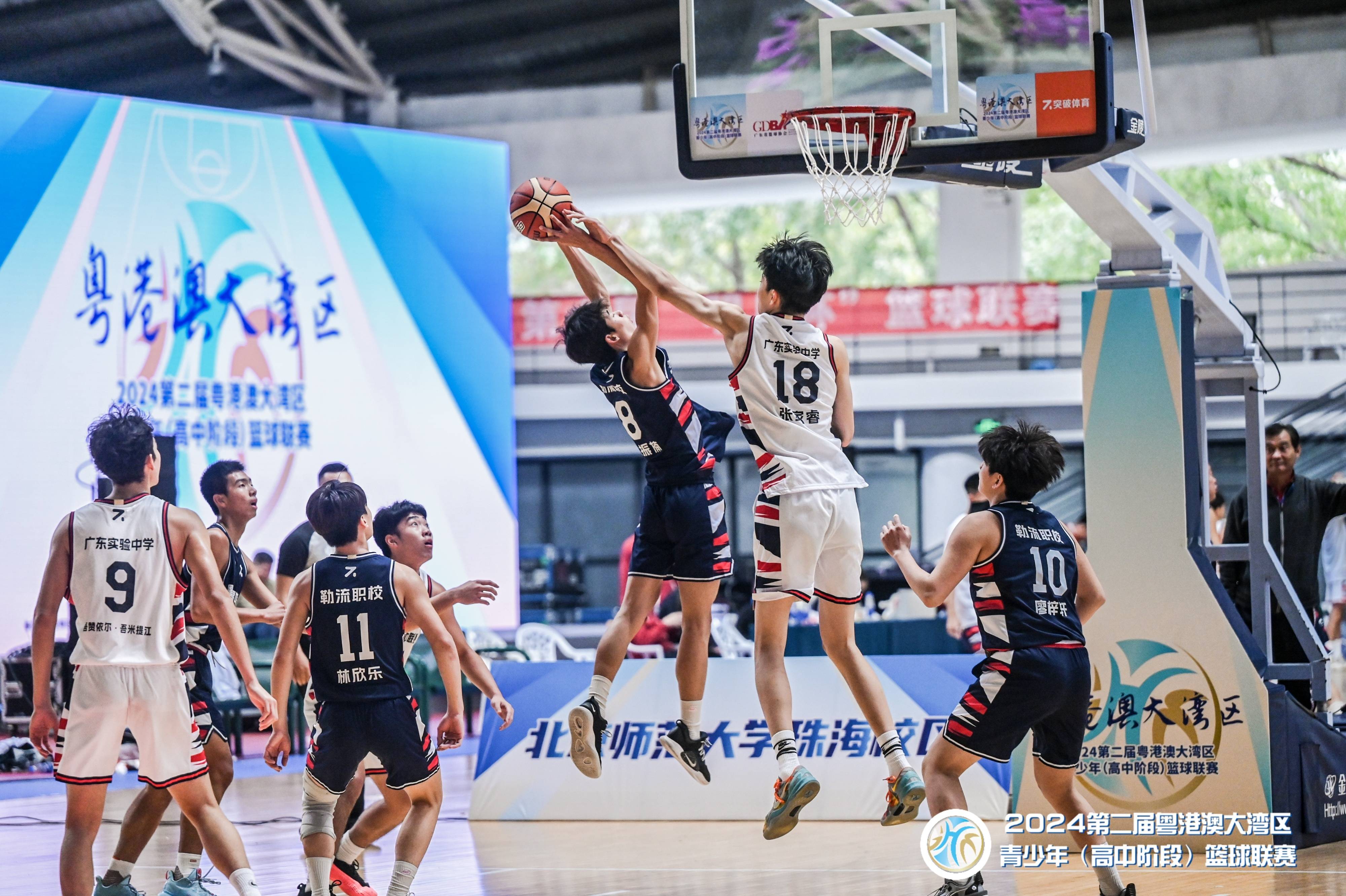 全球瞩目!篮球赛事即将收官 全球瞩目!篮球赛事即将收官