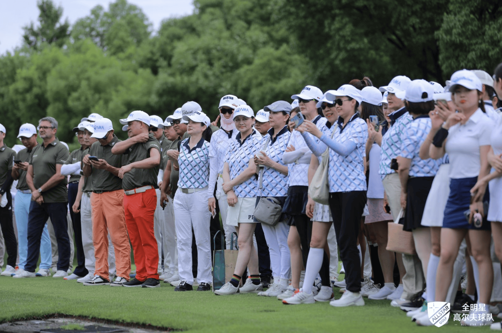 包含场面火爆!高尔夫观众席沸腾不已的词条 包含场面火爆!高尔夫观众席沸腾不已的词条