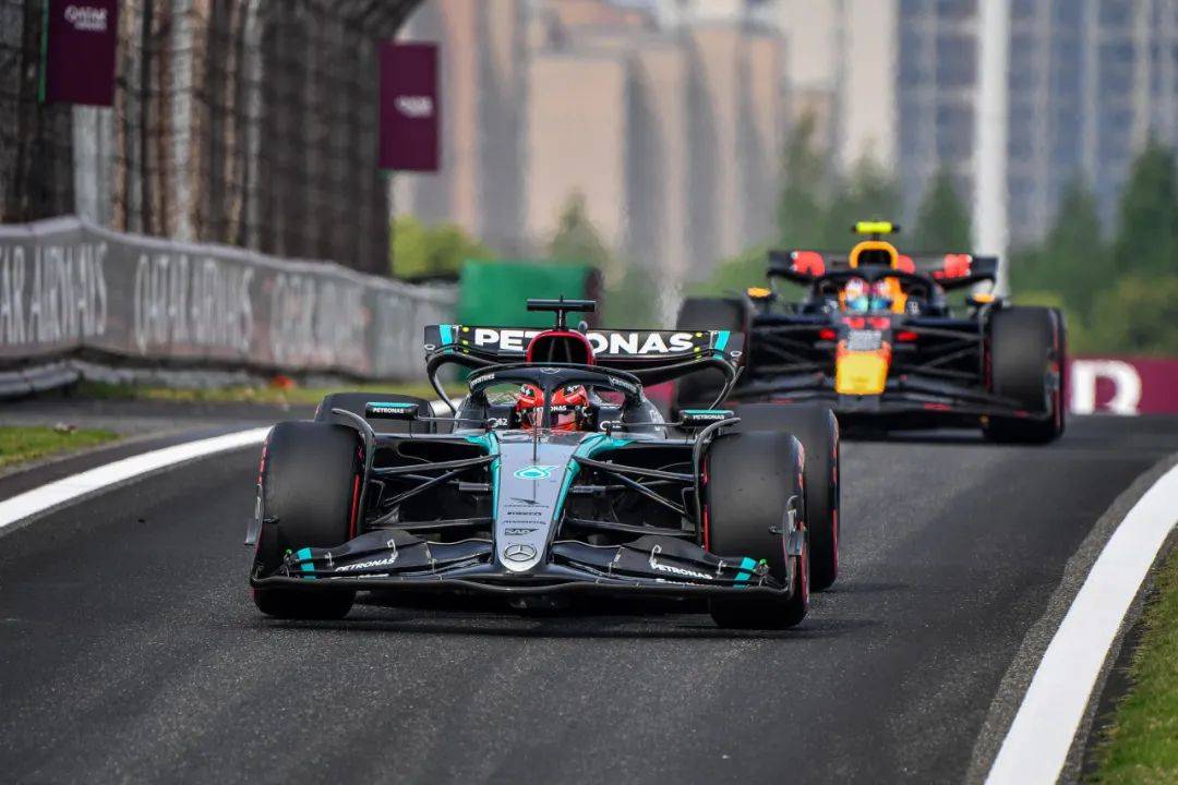 红牛车队险胜威廉姆斯,汉密尔顿统治全场 红牛车队险胜威廉姆斯,汉密尔顿统治全场