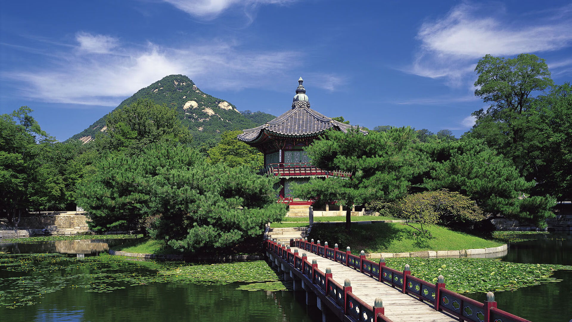 红牛二队以火焰横扫银箭，塞恩斯关键制胜，演绎F1赛场逆袭神话